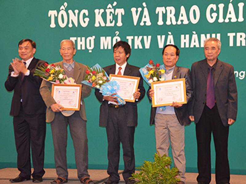 Ch&ugrave;m thơ đoạt giải cuộc thi thơ của Tập đo&agrave;n TKV